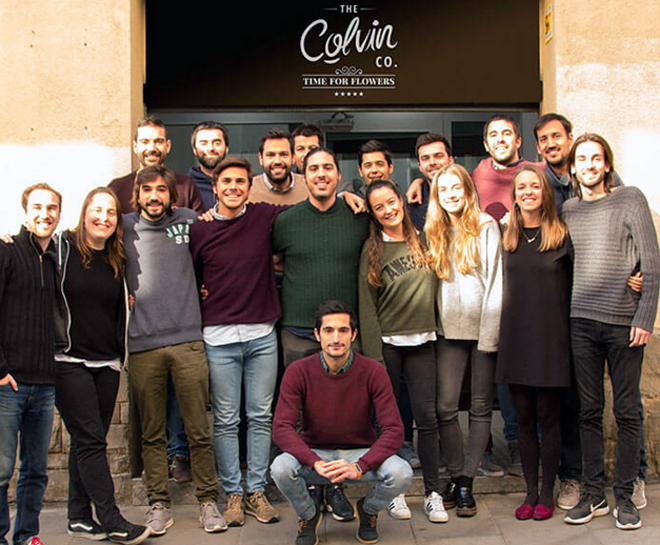 Equipo de Colvin, formado en su mayoría por gente joven, en su tienda del centro de Barcelona