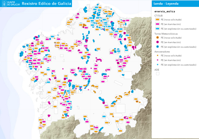 Captura de pantalla do Rexistro Eólico de Galicia: en azul, os parques en funcionamento; en morado, os que están en tramitación; e en laranxa, as novas solicitudes