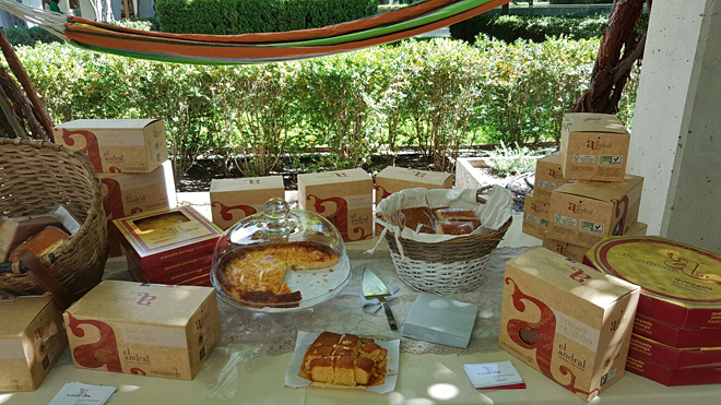 Gama de productos de El Andral, que incluye sobaos, quesadas y pastas pasiegas