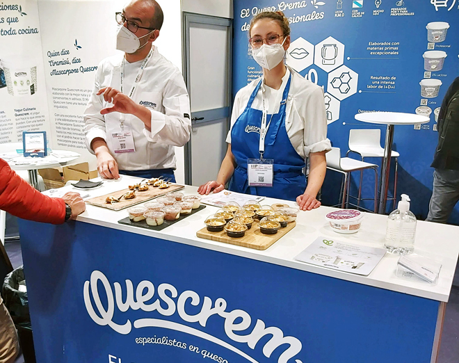 Equipo tecnico culinario de Quescrem en el stand de la Horeca Professional Expo 2021