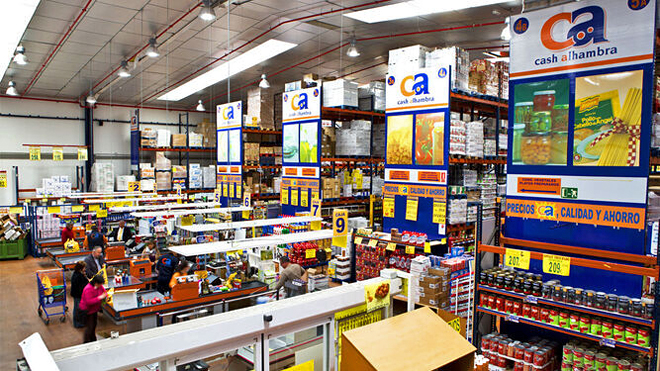 Supermercado da cadea Cash Familia en Granada, onde o Grupo Santé vende o seu leite