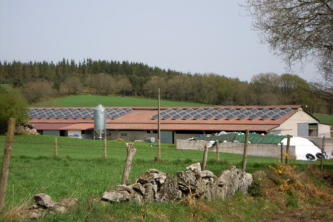 Vista das instalacións de Novoa SC, que instalou placas solares no teito da nave de produción para reducir a factur eléctrica