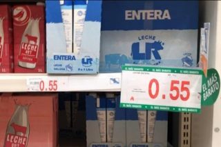 Denuncian que a gran distribución liquida o leite con prezos de derribo: Ata 0,56 euros o litro