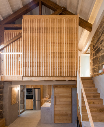 Reconstrucción de vivienda unifamiliar en Carballeda de Avia  (Ourense) con madeira de piñeiro.  Proxecto de MOL Arquitectura. Fotografía: Héctor Santos-Díez