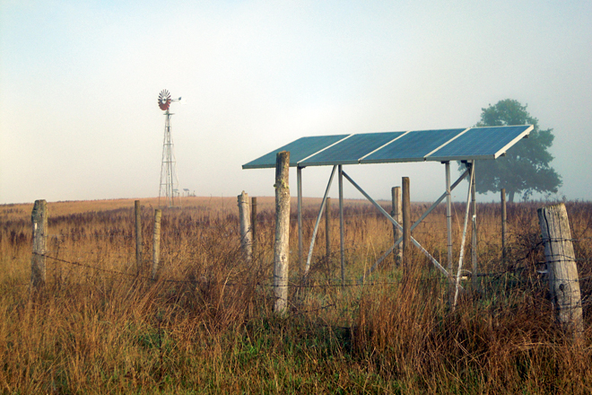Placas solares e un muíño de vento alimentan as bombas coas que extraen a auga para dar de beber ao gando