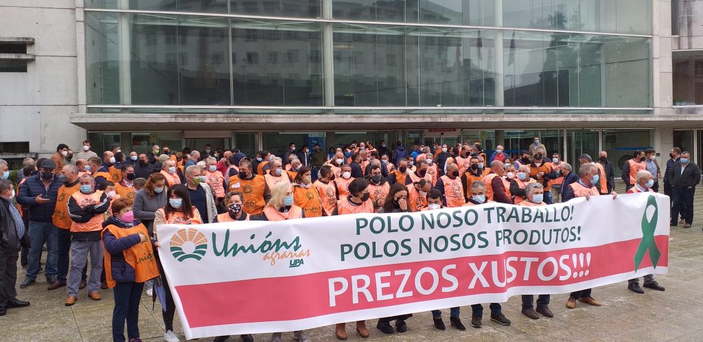 Un momento da concentración diante do edificio da Xunta de Galicia en Lugo
