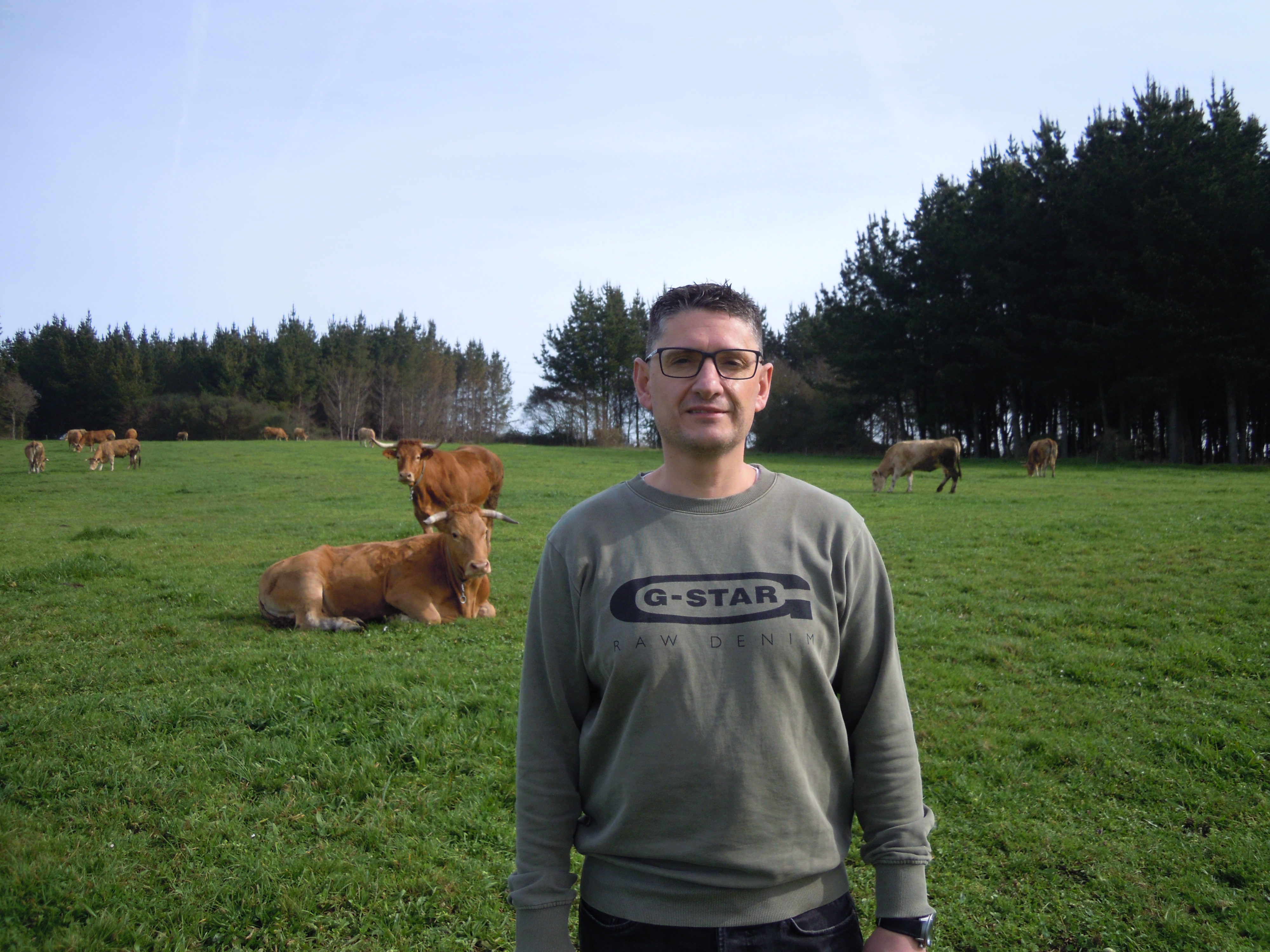 Santiago Rego, presidente da asociación Gandeiros Galegos da Suprema, coas súas vacas