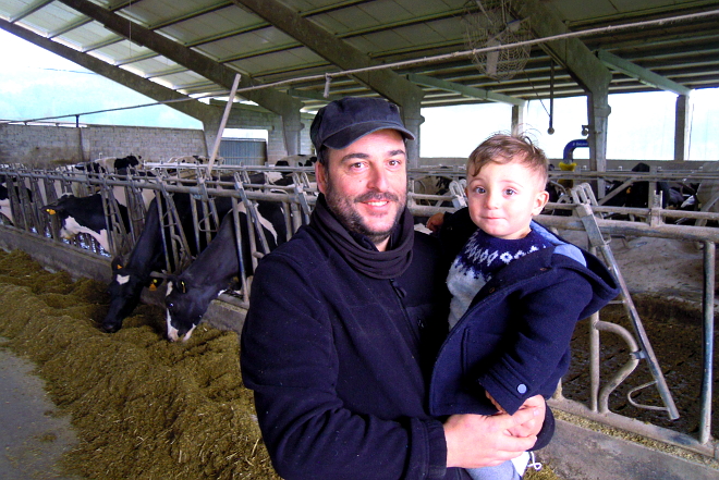 Antonio, co seu fillo, que tamén se chama Antonio, xunto ás vacas en produción
