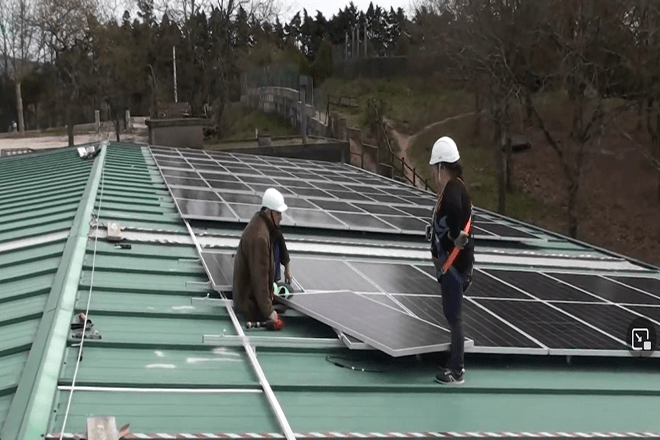 Instalación de paneis fotovoltaicas da cooperativa Nosa Enerxía