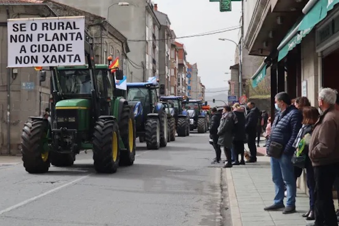 Agricultores e gandeiros reivindican melloras no sector cunha tractorada na Limia