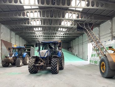 A folga dos camioneiros obriga a usar tractores para sacar o fertilizante do porto da Coruña