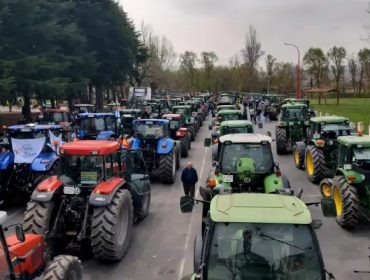 Agricultores e gandeiros reivindican melloras no sector cunha tractorada na Limia