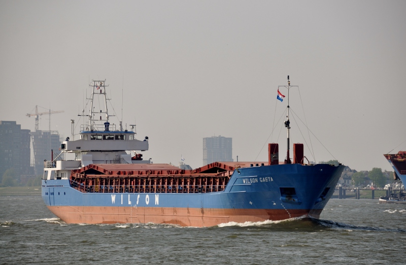 El Wilson Gaeta es uno de los tres buques bloqueados en el puerto de A Coruña, en este caso cargado de fertilizantes