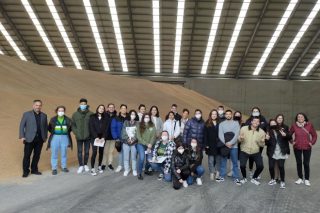 Estudantes de Veterinaria visitan o Porto Exterior para coñecer de cerca o sector da alimentación animal en Galicia