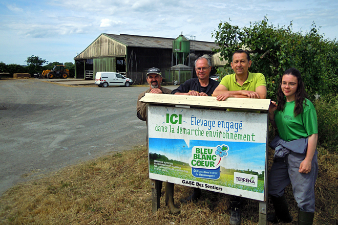 Un letreiro á entrada da granxa informa de que forma parte do programa francés de redución de emisións