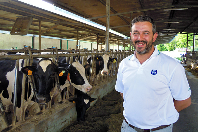 Odón Castro, xunto ás vacas en produción da gandería en Ronfe (Láncara)