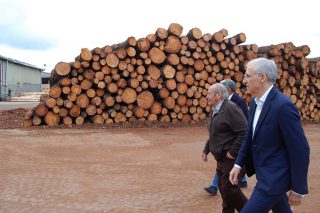 Visita institucional a Maderas Gómez, unha das referencias en Ourense no sector forestal