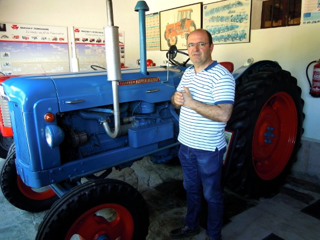 Marcos, junto a uno de los tractores de la colección existente en el Muvicla