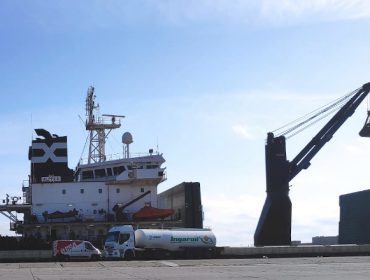Chega á Coruña un barco con 18.000 toneladas de millo de Ucrania