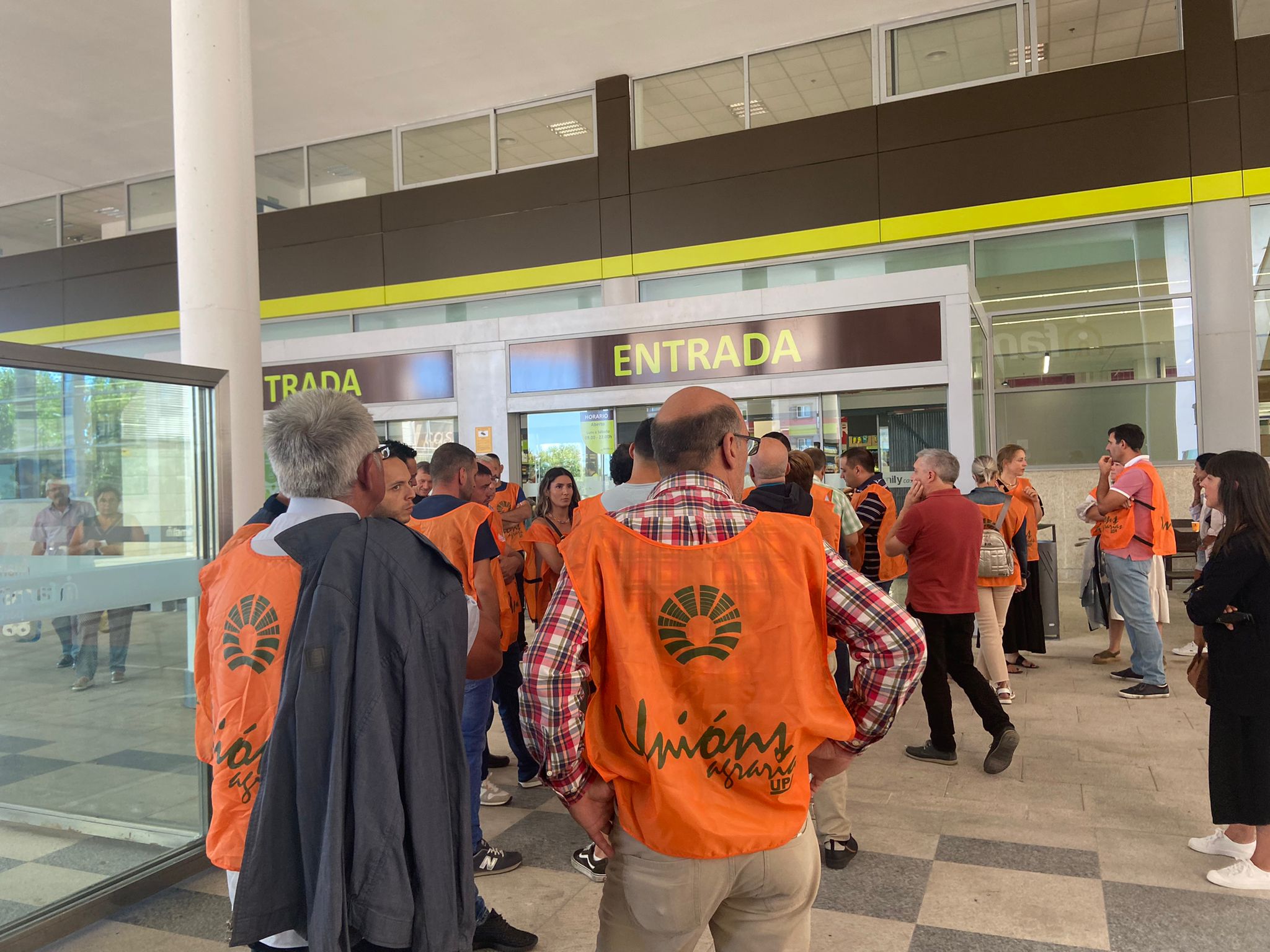 Concentración este venres de produtores e membros de UUAA ás portas do supermercado Family Cash en Lugo