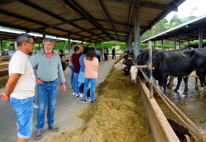 Pepe Barcia, un dos dous socios de Villameitide, explica o funcionamento da granxa a outros gandeiros