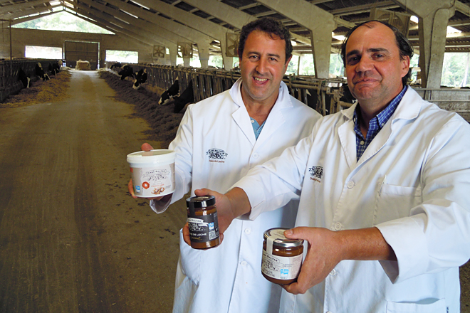 Alfonso e Álvaro, coas vacas e o produto que elaboran a partir do seu leite