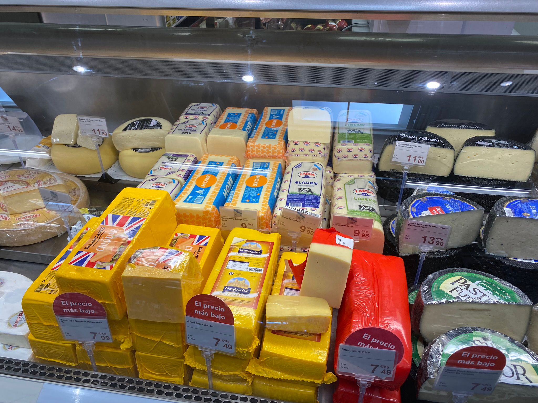 Á esqueda, o suposto "queixo" en promoción nun hipermercado Carrefour o pasado venres, a un prezo de promoción de 7,99 euros o quilo