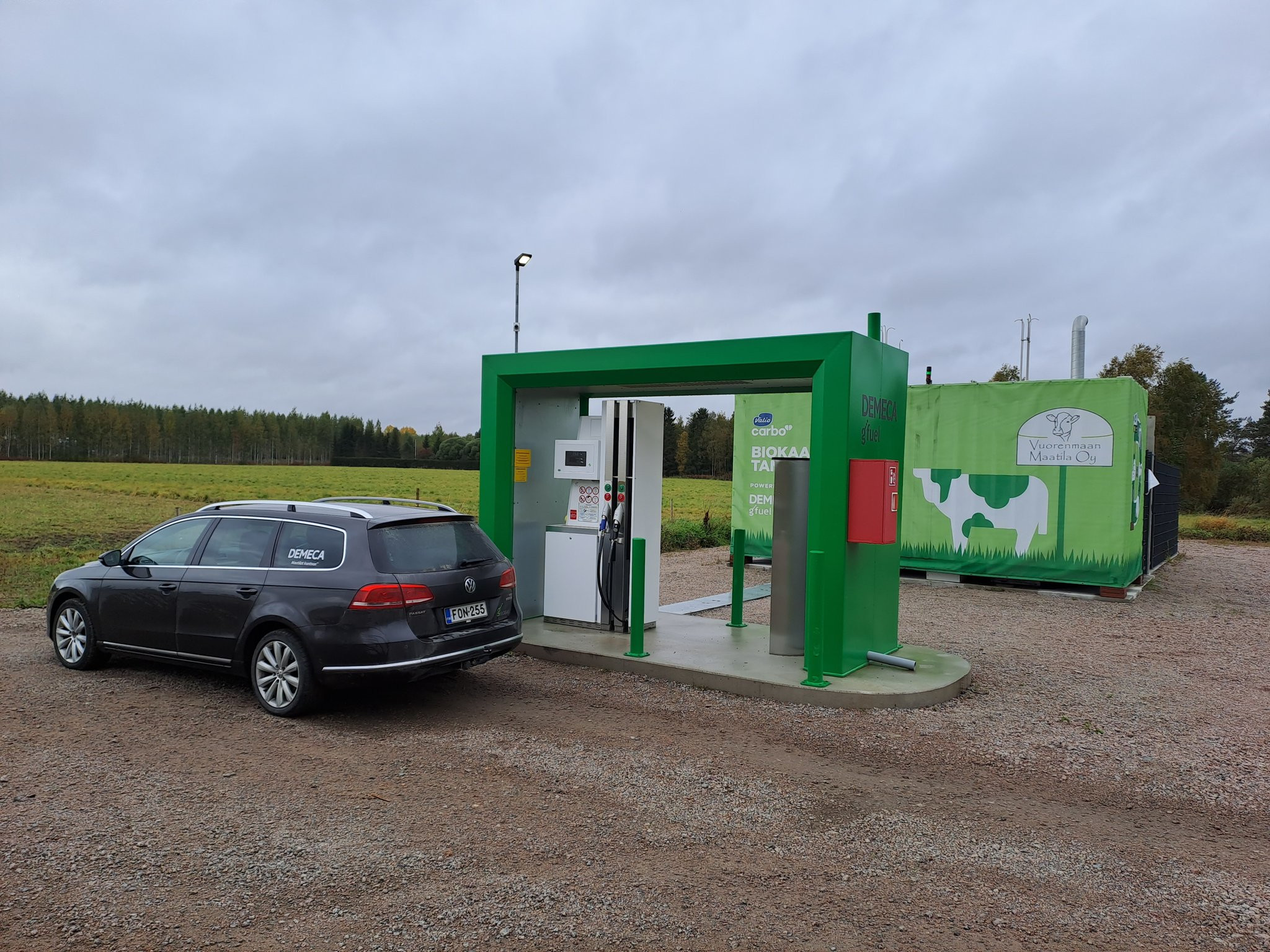 Estación de servizo de biometano (CBG - biogás comprimido) obtido a partir de esterco de vaca, outros descartes de granxa e subproductos dunha empresa de snacks próxima (aceites, maionesa, patacas fritidas, etc) localizada na granxa Vuorenmaa (socia da Cooperativa VALIO) en Haapavesi (Finlandia).O biometano producido fornece a coches de particulares adaptados a CBG e ás cisternas de recollida de leite de Valio nesa rexión como se pode observar en ambas as fotografías. 