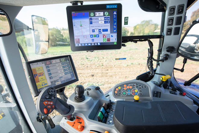 New Holland presenta el tractor T8 sin conductor, que funciona sincronizado con una cosechadora