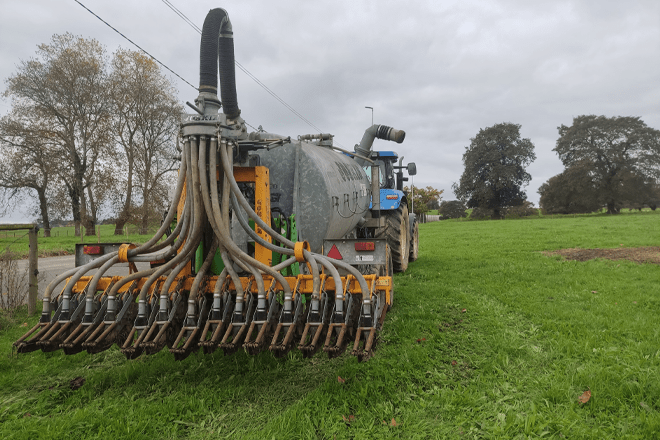 Tractor con cisterna con inyectores de purín