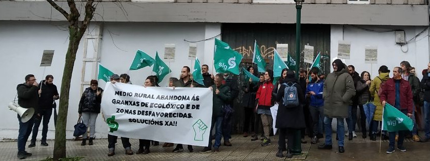 Protesta ante el Parlamento gallego por la pérdida de ayudas para los productores en ecológico y en zonas no declaradas de montaña
