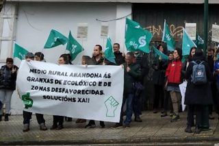 Protesta diante do Parlamento galego pola perda de axudas para os produtores en ecolóxico e en zonas non declaradas de montaña