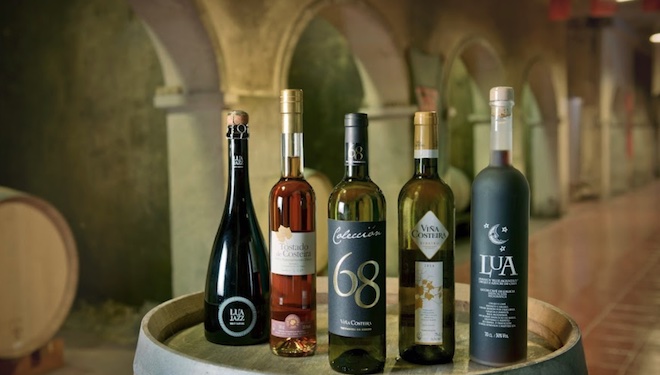 Algunos de los vinos y licores elaborados por Viña Costeira.