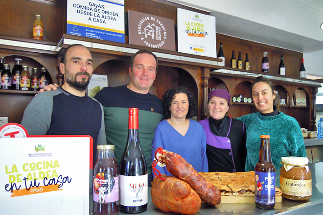 Pablo, Marcos, Ana, Esther e Rocío no local da Asociación, un antigo bar situado na Avenida de Galicia