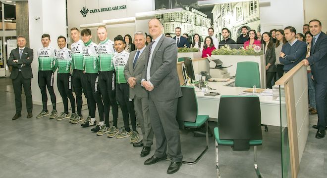 Caixa Rural Galega recibe la visita del equipo ciclista de su Grupo con motivo del ‘Gran Camiño’