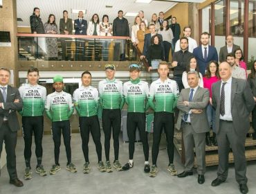 Caixa Rural Galega recibe a visita do equipo ciclista do seu Grupo con motivo do ‘Gran Camiño’