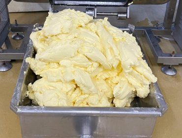 A cooperativa Pico Sacro e a queixería Queizuar buscan valorizar o soro de queixo mediante a produción de manteiga prémium