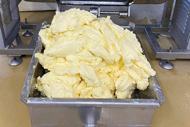 A cooperativa Pico Sacro e a queixería Queizuar buscan valorizar o soro de queixo mediante a produción de manteiga prémium