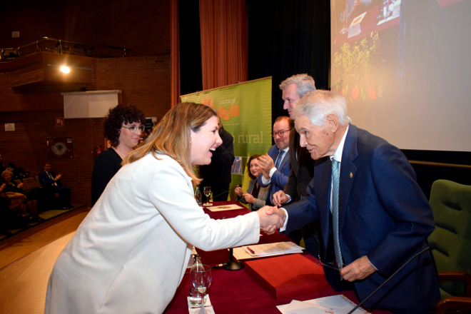 Cristina Fernández-Armesto recibe o galardón de mans do presidente fundador de Aresa, Álvaro Rodríguez Eiras