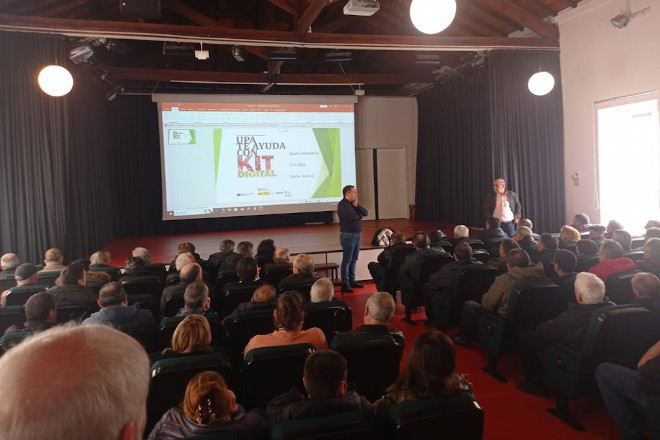 Unións Agrarias informa en Sarria a los ganaderos sobre los cambios en la PAC y las ayuda del KIT digital