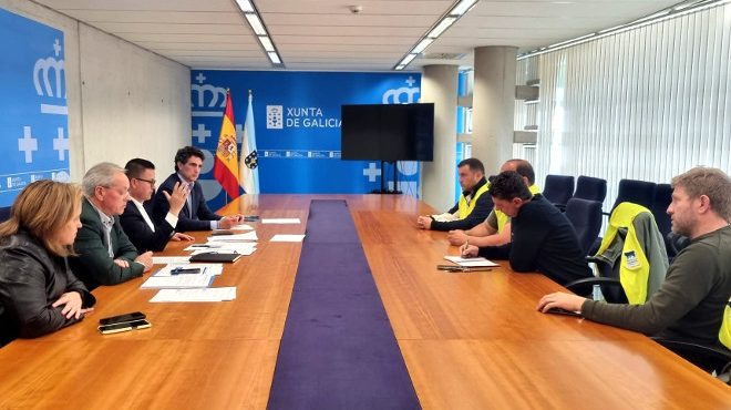 O conselleiro José González, acompañado do director xeral de Gandaría, José Balseiros, durante a reunión mantida este luns en Lugo con Gandeiros Galegos da Suprema