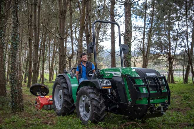 O tractor demostrou a súa versatilidade en tarefas auxiliares de desbroce nunha zona forestal anexa á finca.