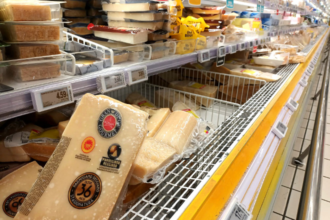 Los quesos, con gran variedad y formatos, ocupan una amplia zona en los supermercados italianos
