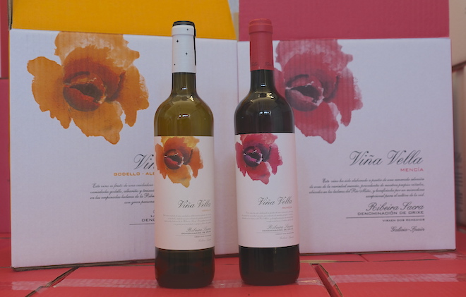 Los vinos Viña Vella blanco y tinto que elabora la bodega. // Imagen Iago Seoane.
