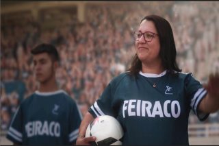 A nova campaña de Feiraco mostra gandeiros e gandeiras reais usando unha camisola icónica no fútbol galego