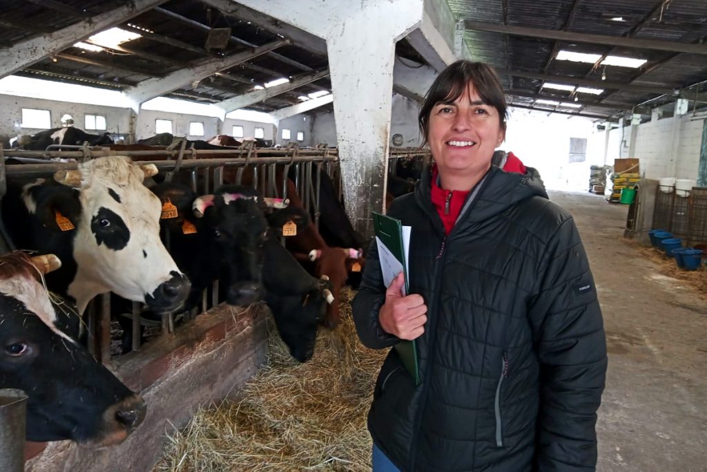 Nina Vázquez, en una explotación láctea en ecológico de la provincia de Lugo