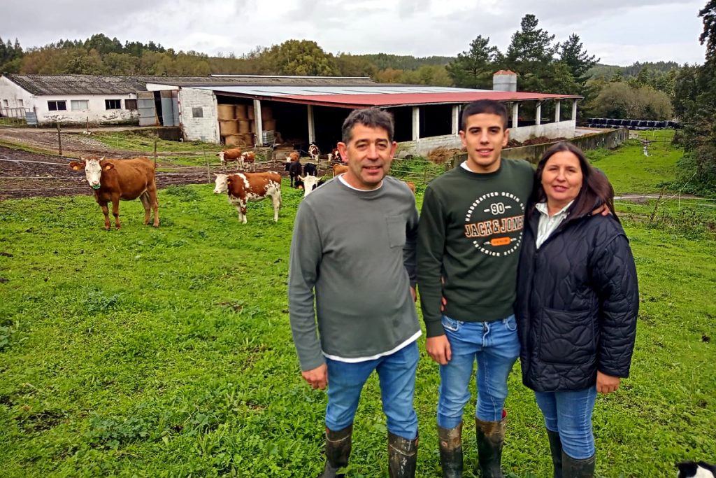 José Antonio e Ana xunto ao seu fillo Luis, incorporado á granxa familiar