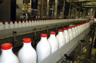 O leite con marca de fabricante véndese un 20% menos polo seu encarecemento