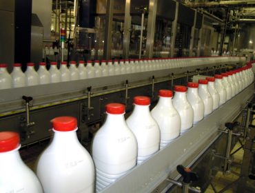 O leite con marca de fabricante véndese un 20% menos polo seu encarecemento