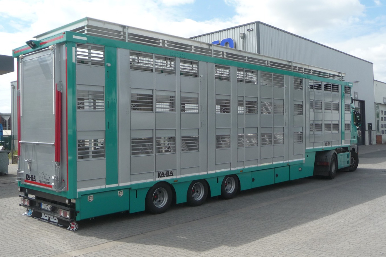 Vehículo de transporte de gando vacún con sistema de ventilación convencional
